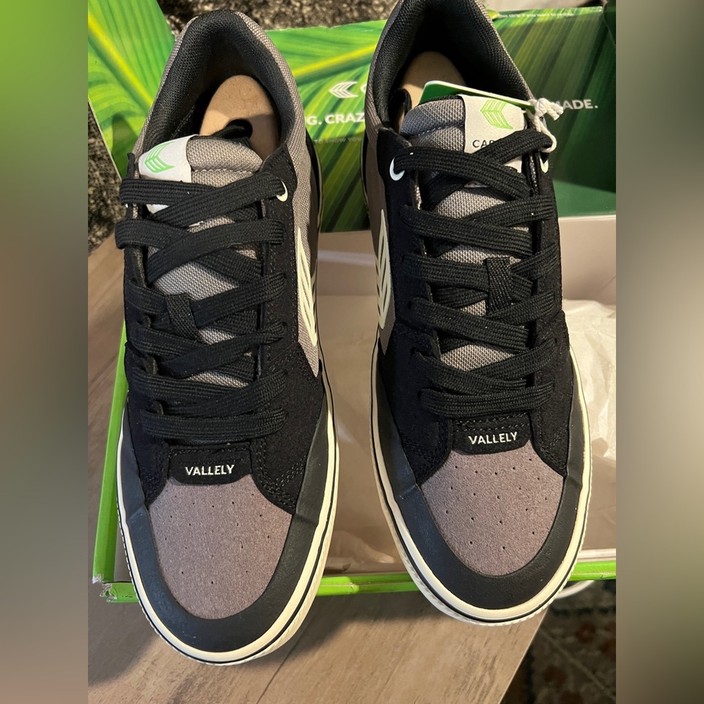 Cariuma Vallely skate shoe  grey/black suede NEW